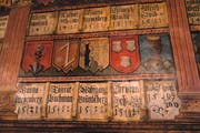 An den Wänden des Landgerichtssaals prangen die Wappen aller 181 Landvögte, die einst im Schloss Sargans herrschten.