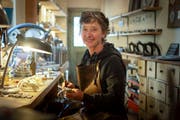 Sibylle Bichsel in der Appenzeller Kunstgiesserei. (Bilder: Claudio Weder)