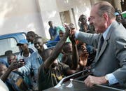 Nach dem Ende seiner Politkarriere widmete sich Chirac unter anderem Hilfsprojekten in Afrika. Das Bild zeigt ihn 2005 bei einem Besuch in Dakar (Senegal). (Bild: EPA)