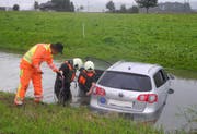 Rettungskräfte bei den Bergungsarbeiten. (Bild: Kapo Schwyz, Tuggen, 26. September 2019)