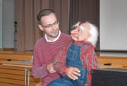 Yves Keller lässt «Opa Chäller» vom Leben aus dem Altersheim erzählen. (Bilder: PD)