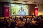 Meret Huber wendet sich per Video an die Gäste der Preisverleihung. (Bild: Reto Martin)