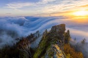 An der Belchenflue unweit von Olten scheint das Nebelmeer in die Tiefe zu stürzen. (Bild: Lukas Schlagenhauf)