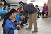 Jetzt kann es losgehen! Ausgerüstet mit einem Schweizer Sackmesser bearbeiten die Teilnehmer ihre Stöcke. (Bild: Leonie Herde)