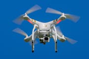 Eine private Kamera-Drohne. Die Zahl dieser kleinen Flieger soll in den kommenden Jahren massiv zunehmen. (Bild: Manfred Löffler/Keystone - 9. April 2017)