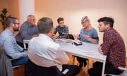 Teilnehmer der Workshops diskutieren, wie Digitalisierung das Leben verändern soll. (Bild: Urs Bucher)