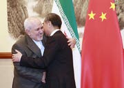 Herzliche Umarmung: Der iranische Aussenminister Mohammed Javad Zarif (links) und sein chinesischer Amtskollege Wang Yi. (Bild: AP, Peking, 26. August 2019)