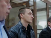 Der russische Schauspieler Pawel Ustinow vor der Verhandlung über seinen Freispruch in einem Gericht in Moskau. (Bild: KEYSTONE/EPA/SERGEI ILNITSKY)