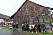 Die alte Remise und der Schopf des «Holdergartens» soll ab Montag abgerissen werden. Am Mittwoch trafen sich Vertreter der Bauherrin Bildungsstätte Sommeri, Vertreterinnen des Kantons und der Gemeinde sowie die beiden Architekten zum Spatenstich. (Bild: Manuel Nagel)