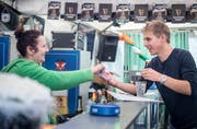 Miriam gibt Scherrer den Wega-Batzen für seine Kinder. (Bild: Andrea Stalder)