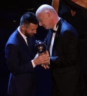 Da passt kein Blatt dazwischen:Weltfussballer Lionel Messi (links) und Fifa-Präsident Gianni Infantino. Bild: Keystone