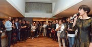 Cinewil-Geschäftsführerin Felicitas Zehnder (rechts) begrüsst die geladenen Gäste. Bild: Christoph Heer