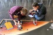 Die Kernser Sven Durrer (links) und Jonas Birrer tüfteln an ihrem Roboter. (Bild: David von Moos, Sarnen, 26. September 2019)