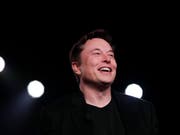 Tesla-Chef Elon Musk zeigt sich optimistisch für den Autohersteller und lässt damit die Tesla-Titel an der Börse steigen. (Bild: KEYSTONE/AP/JAE C. HONG)