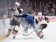 Ab den WM 2022 werden die WM auf kleinere Eisflächen im NHL-Format ausgetragen. Im Bild eine Szene aus einem NHL-Spiel zwischen den Arizona Coyotes und den Vancouver Canucks (Bild: KEYSTONE/AP The Canadian Press/DARRYL DYCK)