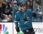Timo Meier freut sich über die grosse Begeisterung der Fans in San Jose. (Bild: Keystone)