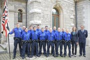 Die elf neuen Polizistinnen und Polizisten mit Fahne und Fähnrich der Stadtpolizei sowie mit Stadträtin Sonja Lüthi und Stapo-Kommandant Ralph Hurni vor der Kirche Linsebühl. (Bild: Stadtpolizei St.Gallen - 27. September 2019)