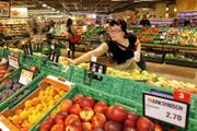 Bezahlen die Kunden auch wirklich alles? Die Migros will es genau wissen. (Bild: Hanspeter Baertschi)