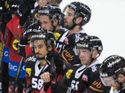 Die Gesichter sagen alles: Dem SC Bern läuft es momentan nicht wie gewünscht (Bild: KEYSTONE/PETER SCHNEIDER)
