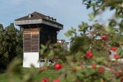 Zum Areal der Burgweier gehört auch der historische Tröckneturm von 1828. Er wird auch nach dem Eigentumswechsel zu Stadt durch die Stiftung Tröckneturm betreut. (Bild: Hanspeter Schiess - 28. September 2016)