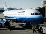 Weil eine Passagierin in der Board-Toilette eingesperrt war, musste eine Maschine der Gesellschaft United Airlines ungeplant in Denver zwischenlanden. (Bild: KEYSTONE/AP/DAVID ZALUBOWSKI)