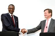 Der Franko-Ivorer Tidjane Thiam (links) übernahm Mitte 2015 das CS-Ruder vom Amerikaner Brady Dougan. (KEYSTONE/Walter Bieri)