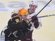 Luganos Topskorer Luca Fazzini (links) im Kampf gegen den Genfer Marco Miranda (Bild: KEYSTONE/ALESSANDRO CRINARI)