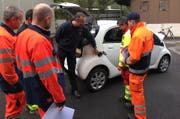 Die Feuerwehroffiziere hörten den Erklärungen des Instruktors aufmerksam zu. (Bild: PD)