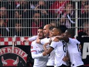 Die Frankfurter mit 2:0-Passgeber Djibril Sow (Nummer 8) jubeln in Berlin (Bild: KEYSTONE/EPA/CLEMENS BILAN)