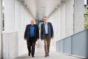 Am Montag ist ihr offiziell letzter Tag im Amt: Oskar Mathis (links) und Robert Odermatt auf dem Gemeindehausplatz. (Bild: Eveline Beerkircher, Horw, 24. September 2019)