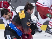 Der SC Bern, hier in Person von Simon Moser, steckt derzeit viel Prügel ein (Bild: KEYSTONE/PETER SCHNEIDER)