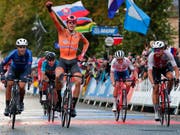 Zu früh gefreut: Der Niederländer Nils Eekhoff überquert an der Strassen-WM in England im U23-Strassenrennen die Ziellinie zwar als Erster, er wird nachträglich aber disqualifiziert. Der Thurgauer Stefan Bissegger (links) freut sich über WM-Silber (Bild: KEYSTONE/AP/MANU FERNANDEZ)