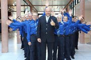 Kommandant Thomas Armbruster mit den neuen Beamtinnen und Beamten. (Bild: Zuger Polizei)