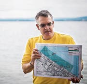Kantonsarchäologie Urs Leuzinger zeigt den Standort des abgetragenen Hügels. (Bild: Reto Martin)