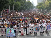In Mexiko haben Demonstranten am Donnerstag (Ortszeit) erneut die Aufklärung der Umstände von 43 verschwundenen Studenten vor fünf Jahren gefordert. (Bild: KEYSTONE/EPA EFE/MARIO GUZMAN)