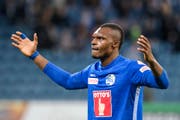 Blessing Eleke jubelt am Donnerstag gegen Xamax kurz nach seiner Einwechslung über den Siegtreffer für Luzern. (Bild: Freshfocus)