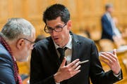 Nicolas Rochat Fernandez (rechts) im Gespräch mit Parteikollege Carlo Sommaruga (Bild: Keystone)
