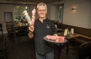 Das Angebot von Matthias Britt umfasst neben Steaks auch Filets, Poulet, Crevetten- und Vegi-Spiesse. (Bild: Reto Martin)