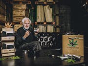 Verwaltungsratspräsident Heinrich Villiger mit der neuen Cannabis-Cigarillo. (Bild: Villiger)