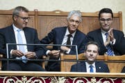 Bundesanwalt Michael Lauber (oben Mitte) freute sich über seine Wiederwahl. (Bild: KEYSTONE/Peter Klaunzer)