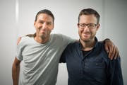 Musiker, Sänger, Manager, Technikkoordinatoren - kurz: Mädchen für alles bei Crazy Diamond: Üse Junger (links) und Dani Bucher. (Bild: Benjamin Manser)