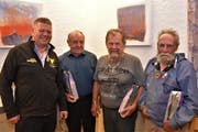 Das neue Ehrenmitglied Adrian Zurfluh ehrt die drei anwesenden neuen Freimitglieder Anton Achermann, Albin Fedier und Konrad Mattli (von links). (Bild: Georg Epp, Attinghausen, 24. September 2019)