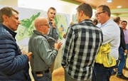 Der überarbeitete Zonenplan stiess an der Herbst-Veranstaltung der Gemeinde auf Interesse und bot Diskussionsstoff. Bild: PD