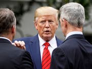 US-Präsident Donald Trump zweifelte am Donnerstag (Ortszeit) die Angaben des Whistleblowers an und sagte, die Person sei kein direkter Zeuge des Telefonats mit dem ukrainischen Präsidenten gewesen. (Bild: KEYSTONE/AP/CAROLYN KASTER)