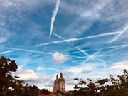 Leserbild. Denis Divas fotografierte am Freitagmittag die St.Galler Domtürme unter einem blauen Herbsthimmel und mit dem Spiel der Wolken und Kondensstreifen.