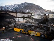 20 Postautos wurden beim Brand am Abend des 16. Januars 2019 zerstört. (Bild: KEYSTONE/GIAN EHRENZELLER)
