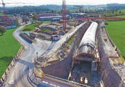 Die Baustelle für die Südwestumfahrung Sins von oben.