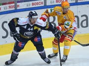 Ambris Nick Plastino (links) gegen Biels Topskorer Toni Rajala (Bild: KEYSTONE/SAMUEL GOLAY)