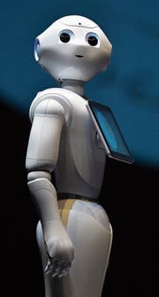 Roboter, wie Pepper, assistieren Menschen. Bild: Getty