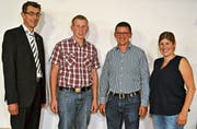 Kreispräsident Werner Lusti mit OK-Mitgliedern der MG Mosnang: Rafael Breitenmoser, Präsident, Stefan Bürge und Nicole Brändle (von links). Bild: Peter Jenni